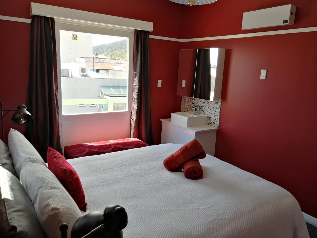 The Duke Hostel グレイマウス エクステリア 写真 A room at the hotel