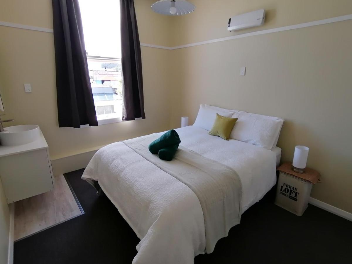 The Duke Hostel グレイマウス エクステリア 写真 A room at the hotel