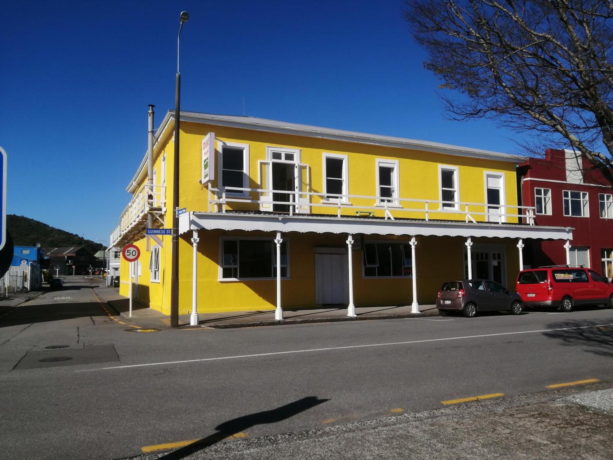 The Duke Hostel グレイマウス エクステリア 写真 The former Bank of New Zealand building in 2013