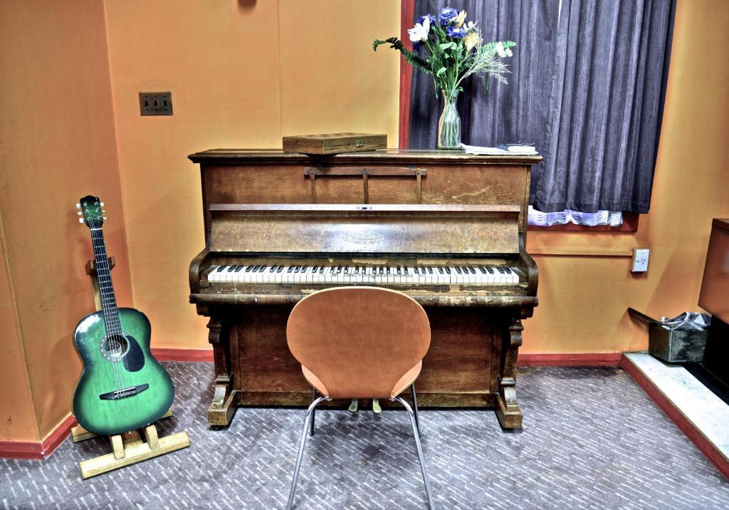 The Duke Hostel グレイマウス エクステリア 写真 The piano in the studio