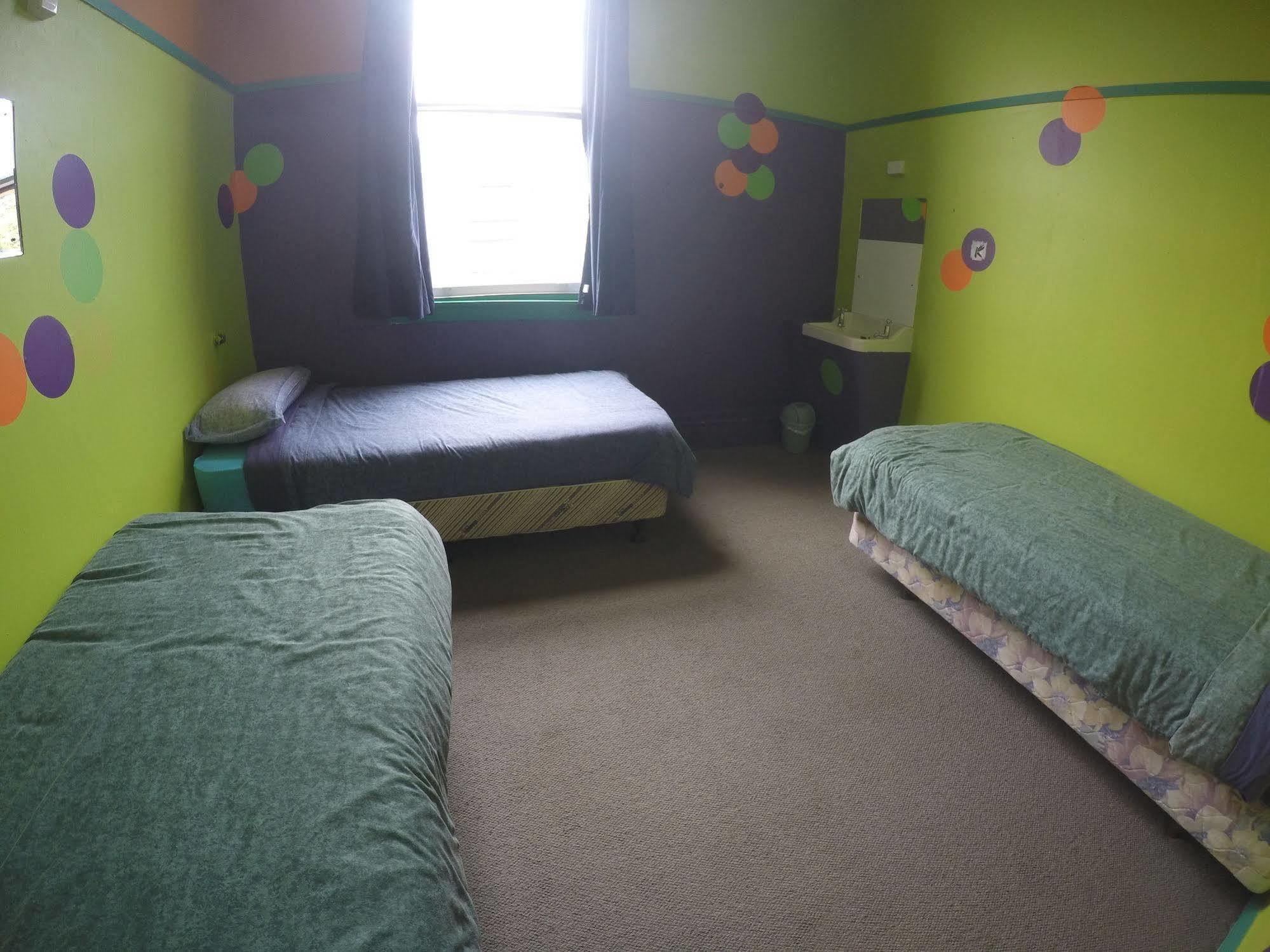 The Duke Hostel グレイマウス エクステリア 写真 A room at the hostel