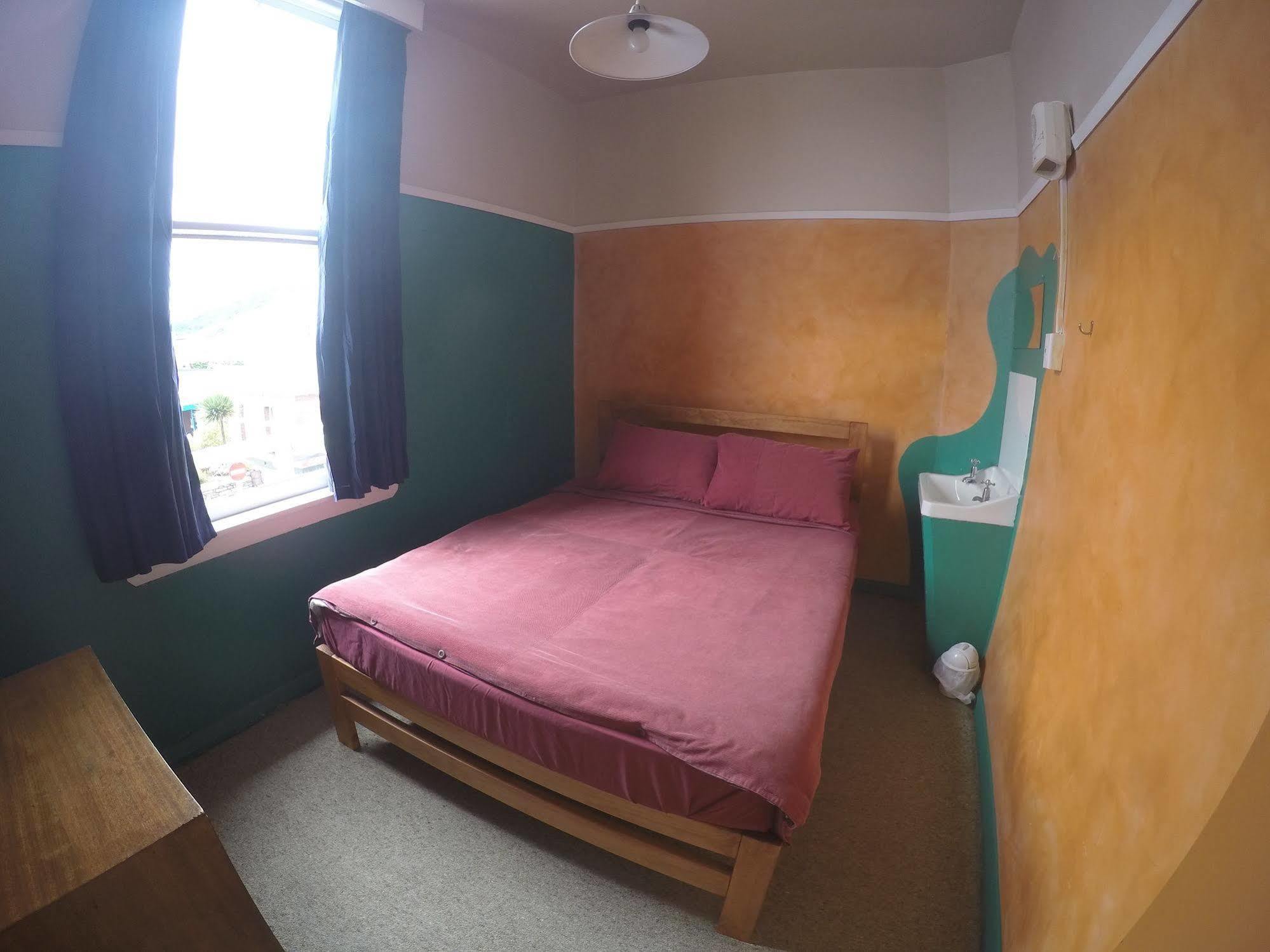 The Duke Hostel グレイマウス エクステリア 写真 A room at the hostel