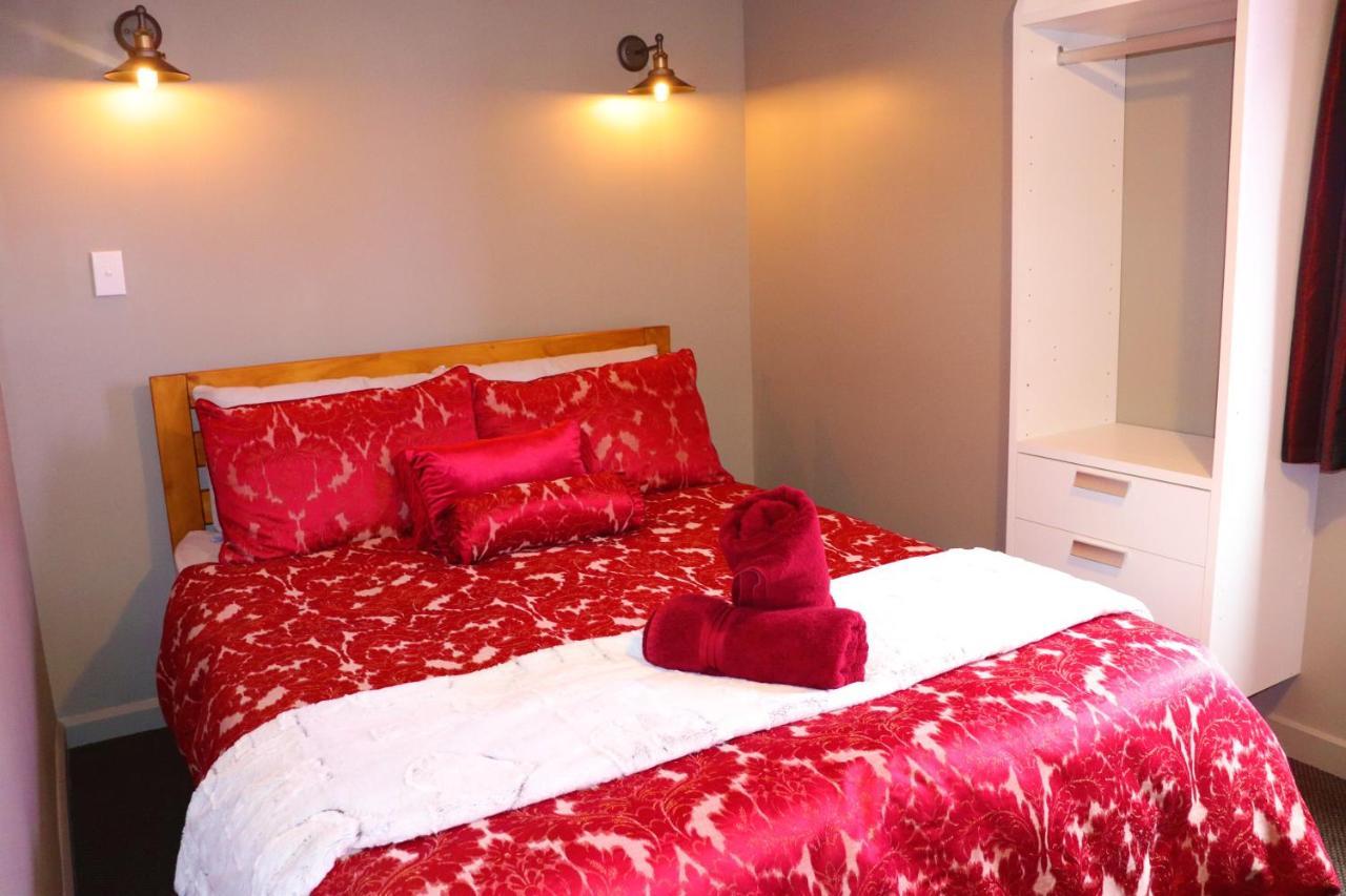 The Duke Hostel グレイマウス エクステリア 写真 A bed with a duvet